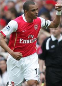 DH: กิลแบร์โต้ ซิลวา ซิลวาย้ายมาเมื่อฤดูกาล 2002-2003  เป็นกองกลางตัวรับขนานแท้ มีการอ่านเกมที่ยอดเยี่ยม ทำให้กองหลังเล่นง่ายขึ้น  ทำให้วิเอร่ามีอิสระในการเล่น   เขาเคยพาบราซิลคว้าแชมป์โลกปี 2002 มาแล้ว ในฤดูกาล 2003-2004 ลงเล่น 32 นัด  ทำไป  4 ประตู